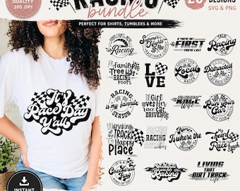 Könnte beinhalten: Ein weißes T-Shirt mit dem schwarzen Text It's Race Day Y'all und Zielflaggen. Daneben zeigt eine digitale Anzeige 20 rennsportbezogene Grafikdesigns, darunter Schriftzüge wie Racing Roots, Love und Living That Dirt Track Life in Schwarz.