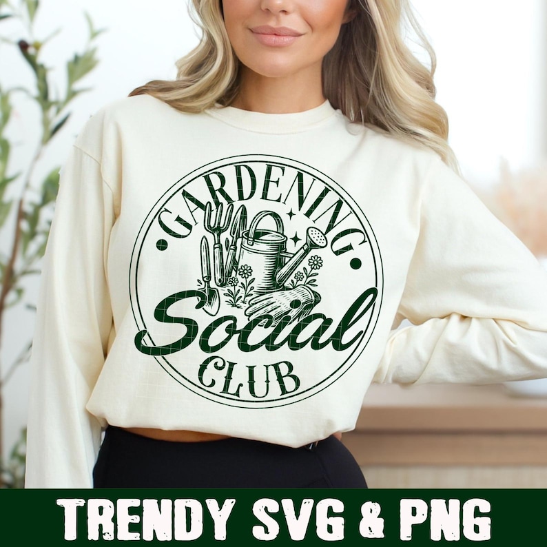 Puede incluir: Sudadera color crema con un gr&aacute;fico circular verde que dice "Gardening Social Club". El gr&aacute;fico presenta herramientas de jardiner&iacute;a, una regadera y guantes. Debajo del gr&aacute;fico est&aacute; el texto "TRENDY SVG & PNG".