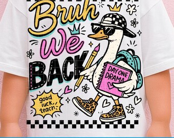 Può includere: T-shirt bianca con un'oca dei cartoni animati con occhiali da sole, cappello a scacchi e scarpe leopardate. La maglietta presenta la scritta "Bruh We Back" e "Day One Drama" su un quaderno. Il design include fiori, cuori e una matita.