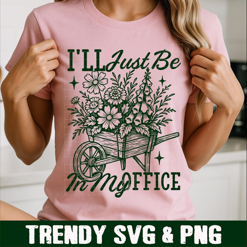 Puede incluir: Camiseta rosa claro con un dise&ntilde;o verde de una carretilla llena de flores y el texto "I'll Just Be In My Office". En la parte inferior, se lee "TRENDY SVG & PNG".