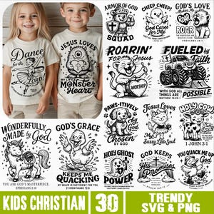 Peut inclure: Deux enfants portent des t-shirts crème avec des motifs graphiques noirs. L'un dit "Dance for the Lord" et l'autre "Jesus Loves My Little Monster Heart". D'autres motifs incluent des animaux et des phrases religieuses.