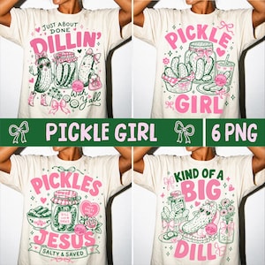 Op de afbeelding: Vier crèmekleurige t-shirts met augurk-thema graphics. Elk shirt heeft roze tekst en illustraties van augurken, potten en gerelateerde afbeeldingen. De tekst bevat zinnen als "Pickle Girl" en "Just About Done Dillin'."