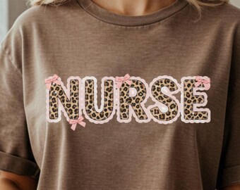 Leopard Krankenschwester PNG • Kokette Schleife Krankenschwester Design • Rosa ausgebogter Krankenschwester Sublimation • Niedliche Leopardenmuster Krankenschwester Clipart