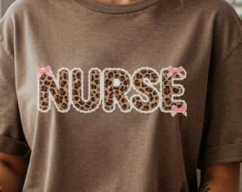 Leopard Krankenschwester PNG • Kokette Schleife Krankenschwester Design • Rosa ausgebogter Krankenschwester Sublimation • Niedliche Leopardenmuster Krankenschwester Clipart