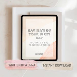 Könnte beinhalten: Ein digitales Tablet zeigt den Text "NAVIGATING YOUR FIRST DAY" und "THE SRNA'S GUIDE TO CLINICAL SUCCESS". Der Hintergrund hat ein Aquarelldesign in Pfirsich- und Cremetönen. Darunter stehen die Worte "WRITTEN BY A CRNA" und "INSTANT DOWNLOAD".