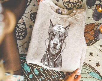 Dobermann Krankenschwester PNG | Retro Skizze Hund Clipart | Krankenschwester Hund PNG | Stethoskop Veterinärhund Kunst | Medizinisches Haustier PNG