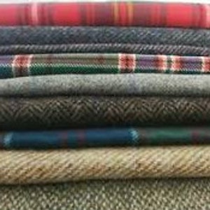 Puede incluir: Una pila de ocho telas de tweed con diferentes patrones en varios colores, incluyendo rojo, azul, verde, marrón y gris.