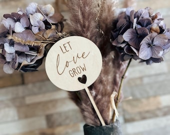Personalisierbarer Blumenstecker "Let Love Grow" aus Holz mit Herzausschnitt | Hochzeitsgeschenk | Pflanzenstecker rund für Blumenstrauß