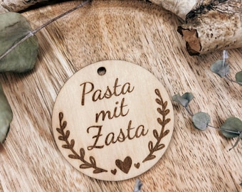 Geschenkanhänger „Pasta mit Zasta“ rund aus Holz - Hochzeitsgeschenk Hochzeit Geld schenken Geburtstag Geschenkidee Gravur Deko Nudeln Trend