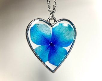 Collar de corazón con flores azules
