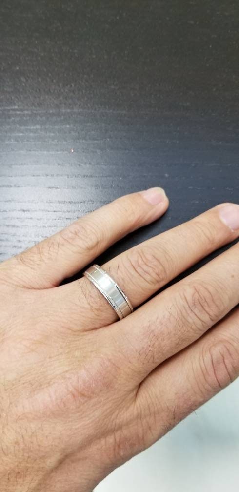 Fede nuziale da uomo in oro bianco 14k: finitura piatta, spazzolata e lucida - Italia Fede nuziale da uomo in oro bianco 14k: finitura piatta, spazzolata e lucida - Italia