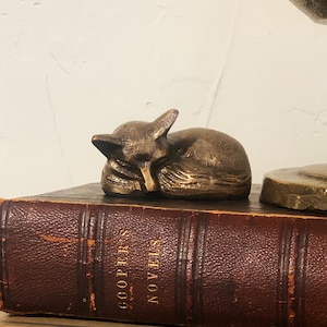 Fermacarte in ottone anticato a forma di volpe addormentata da 2-1/2", regalo volpe, amante della volpe, regalo per il 21° anniversario, tavolo, decorazione