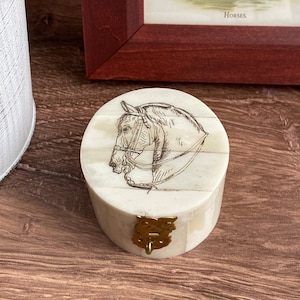 2-1 / 4 "Pferdekopf Runde eingehängte Knochenschachtel, Ringschachtel, kleine Schmuckschatulle, Pferdegeschenk, Pferdeliebhaber, Verlobungsringschatulle