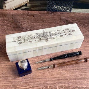 10-Zoll-Gravur-Knochen-Stiftkasten mit Tintenfass, 2 Federstiften und Tintenpulver, antike Vintage Reproduktion, Kalligraphie, Feder und Tinte, antikes Büro