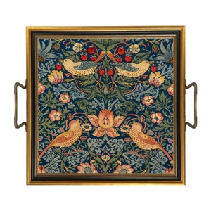 K&ouml;nnte beinhalten: Quadratisches Serviertablett mit einem dunkelblauen Blumen- und Vogelmuster. Das Tablett hat einen gold-schwarzen Rahmen mit bronzefarbenen Griffen. Das Design zeigt V&ouml;gel, Blumen und Erdbeeren in Rot, Gelb und Gr&uuml;n.