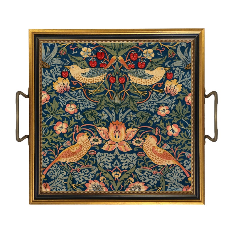 K&ouml;nnte beinhalten: Quadratisches Serviertablett mit einem dunkelblauen Blumen- und Vogelmuster. Das Tablett hat einen gold-schwarzen Rahmen mit bronzefarbenen Griffen. Das Design zeigt V&ouml;gel, Blumen und Erdbeeren in Rot, Gelb und Gr&uuml;n.