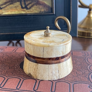 Holz & Knochen Schatulle mit Messing Griff: Antike Ringschatulle aus Holz und Knochen