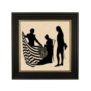 Puede incluir: Una imagen en silueta en blanco y negro de tres personas de pie frente a una bandera a rayas. Las personas están vestidas con atuendos formales y parecen estar en una ceremonia.