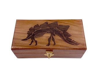 Caja de madera de teca grabada con dinosaurio estegosaurio de 6"