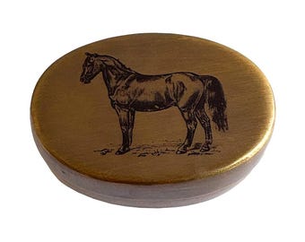 Pastillero de latón antiguo con forma de caballo: joyero ecuestre