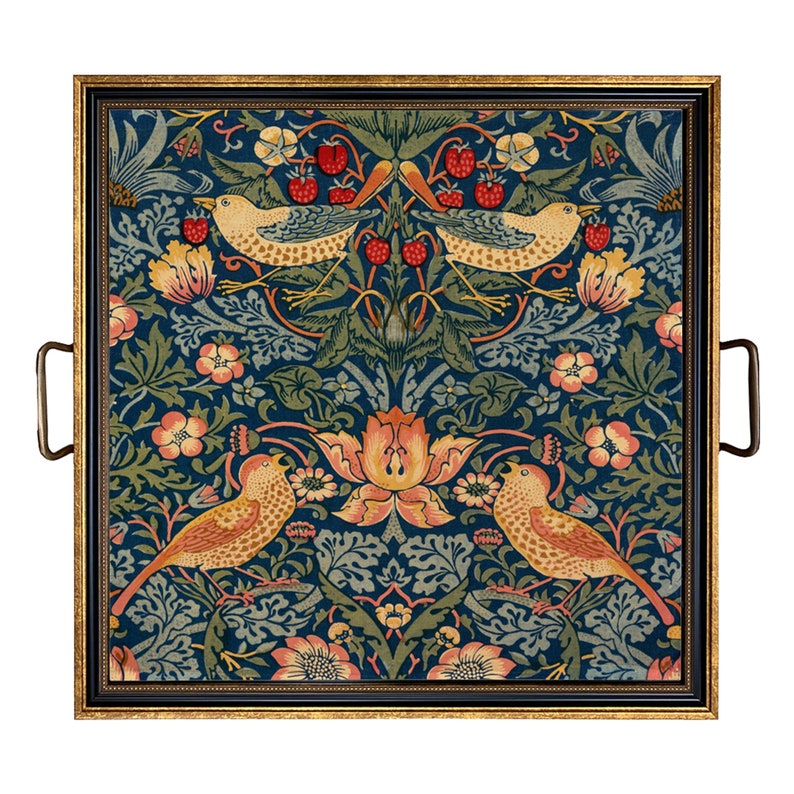 K&ouml;nnte beinhalten: Quadratisches Serviertablett mit dunkelblauem Blumenmuster mit V&ouml;geln, Erdbeeren und Blumen. Das Tablett hat einen goldfarbenen Rahmen und Griffe. Das Tablett misst etwa 40 cm im Quadrat.
