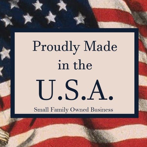 Puede incluir: Un rect&aacute;ngulo beige con borde negro, que presenta el texto "Proudly Made in the U.S.A." y "Small Family Owned Business". El rect&aacute;ngulo est&aacute; superpuesto a una bandera estadounidense roja, blanca y azul.