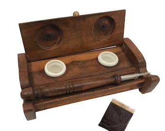 Suporte para tinteiro de madeira de 7" com tinteiros de barro, caneta com ponta de madeira e pó de tinta, reprodução antiga, decoração colonial, caneta e tinta, caligrafia, escritório