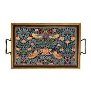 K&ouml;nnte beinhalten: Rechteckiges Serviertablett mit goldenem Rahmen und Messinggriffen. Das Tablett zeigt ein detailliertes Blumen- und Vogelmuster in Blau-, Gr&uuml;n-, Gelb- und Rott&ouml;nen. Das Design umfasst stilisierte V&ouml;gel, Blumen und Beeren.