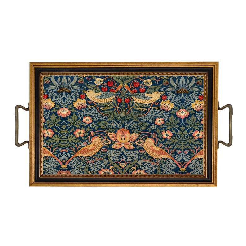 K&ouml;nnte beinhalten: Rechteckiges Serviertablett mit goldenem Rahmen und Messinggriffen. Das Tablett zeigt ein detailliertes Blumen- und Vogelmuster in Blau-, Gr&uuml;n-, Gelb- und Rott&ouml;nen. Das Design umfasst stilisierte V&ouml;gel, Blumen und Beeren.