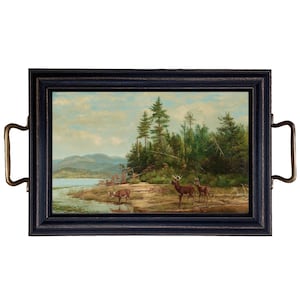 Könnte beinhalten: Ein Serviertablett aus Holz mit Messinggriffen zeigt ein gerahmtes Gemälde einer Waldszene mit einem See und Hirschen. Das Gemälde hat einen hellblauen Himmel mit weißen Wolken und grünen Bäumen.