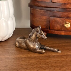 Antik mässingshästfigur, engelsk rid- eller västerländsk dekor bild 2