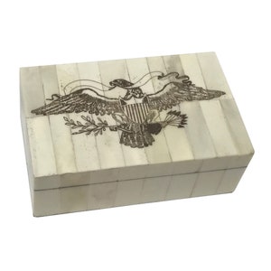Caixa de osso Scrimshaw gravada com águia de 5-1/4" - reprodução antiga