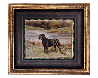 Könnte beinhalten: Gerahmtes Gemälde eines schwarzen Labrador Retrievers, der in einem grasbewachsenen Feld in der Nähe eines Teichs steht. Der Hund hält eine Ente im Maul.