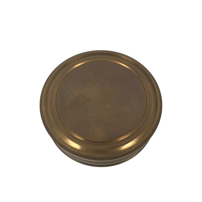 Puede incluir: Una br&uacute;jula redonda de lat&oacute;n antiguo con borde estriado. La br&uacute;jula tiene un dise&ntilde;o circular y un acabado pulido, lo que sugiere un tema vintage o n&aacute;utico. El lat&oacute;n tiene un tono dorado c&aacute;lido.