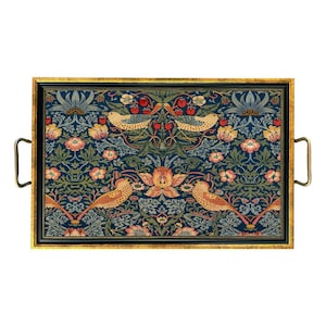 K&ouml;nnte beinhalten: Rechteckiges Serviertablett mit goldenem Rahmen und Griffen. Das Tablett zeigt ein detailliertes Blumen- und Vogelmuster in Blau-, Gr&uuml;n-, Orange- und Rott&ouml;nen. Das Design erinnert an Vintage-Botaniker-Illustrationen.