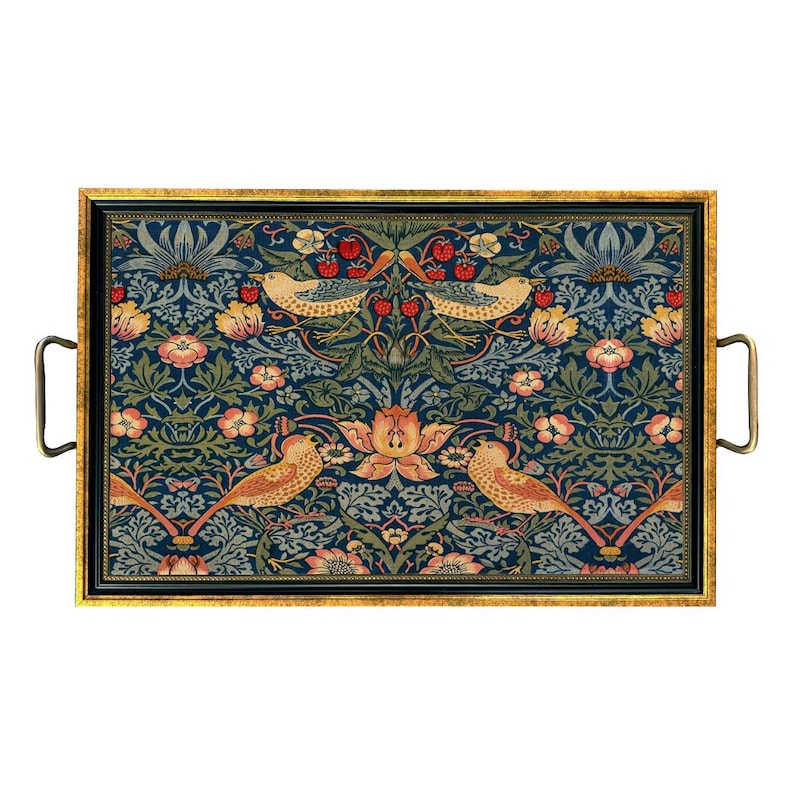K&ouml;nnte beinhalten: Rechteckiges Serviertablett mit goldenem Rahmen und Griffen. Das Tablett zeigt ein detailliertes Blumen- und Vogelmuster in Blau-, Gr&uuml;n-, Orange- und Rott&ouml;nen. Das Design erinnert an Vintage-Botaniker-Illustrationen.