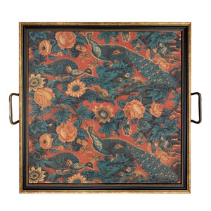 Puede incluir: Una bandeja de servir cuadrada con un marco dorado y un marco interior negro. La bandeja presenta un patrón floral vintage con pavos reales y rosas sobre un fondo rojo.