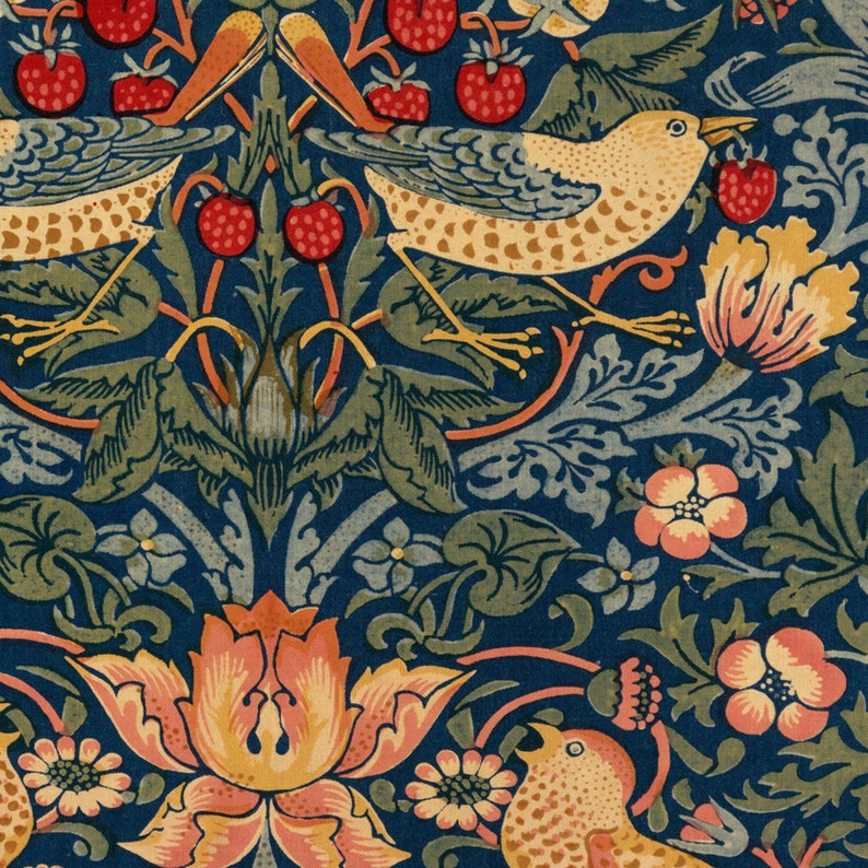 K&ouml;nnte beinhalten: Ein detailliertes, sich wiederholendes Muster mit V&ouml;geln, Erdbeeren und floralen Elementen in Gelb-, Rot-, Gr&uuml;n- und Oranget&ouml;nen auf einem tiefblauen Hintergrund. Das Design hat einen Vintage- und botanischen Charakter, der an klassische Textilkunst erinnert.
