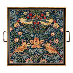 K&ouml;nnte beinhalten: Quadratisches Serviertablett mit einem dunkelblauen Blumenmuster mit V&ouml;geln, Blumen und Beeren. Das Tablett hat einen goldfarbenen Rahmen, schwarze Zierleisten und bronzefarbene Griffe. Ein dekoratives St&uuml;ck zum Servieren oder Ausstellen.