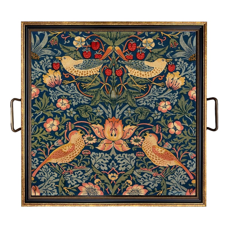 K&ouml;nnte beinhalten: Quadratisches Serviertablett mit einem dunkelblauen Blumenmuster mit V&ouml;geln, Blumen und Beeren. Das Tablett hat einen goldfarbenen Rahmen, schwarze Zierleisten und bronzefarbene Griffe. Ein dekoratives St&uuml;ck zum Servieren oder Ausstellen.