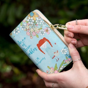 Cartera de Ana de las Tejas Verdes, Accesorios de regalo, L.M. Montgomery, Accesorios de regalo, Cartera de mano con forma de libro, Cartera con cremallera, Monedero con forma de libro, Bookish