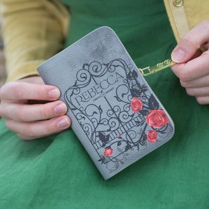 Rebecca Daphne du Maurier livro com zíper em torno da carteira em estilo caprichoso, presente exclusivo para amantes de livros - bolsa de livro, presente ideal para sua amiga