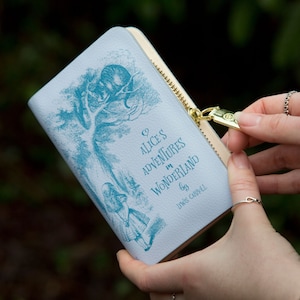 Alice no País das Maravilhas Carteira de livros, Bolsa de livros, Bolsa de livros, Carteira com zíper, Presente para amantes de livros, Produtos de livros, Presente de acessórios de viagem, WellReadCo