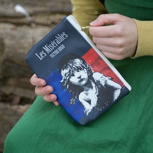 Cartera con forma de libro de Los Miserables - Monedero con cremallera ideal para regalar a un fan de Victor Hugo - Estuche para guardar maquillaje