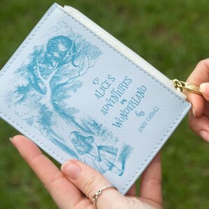 Alice im Wunderland Geldbörse, Buch Geldbörse, Brautparty Geschenke, Buch Geldbörse, Brautjungfern Clutch, Reißverschluss-Beutel, Hen Party Geschenke, Bachelorette