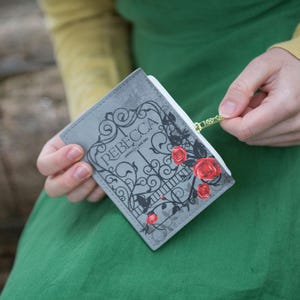 Mini billetera con forma de libro de Rebecca, regalo para amantes de los libros, monedero con forma de libro, Daphne du Maurier, regalo hecho a mano, tarjetero, monedero, bolsa con cremallera de terror