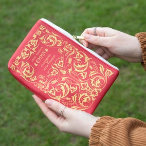 Envío local a EE. UU.: Monedero con diseño de libro rojo de Emma, tarjetero victoriano con cremallera roja, monedero de época de cuero vegano, cartera con citas de libros.