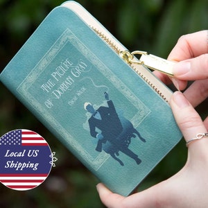Envío local en EE. UU. - Imagen de la billetera con forma de libro de Dorian Gray con cremallera - Estuche para libros de Oscar Wilde, el regalo ideal para amantes de los libros de WellReadCompany