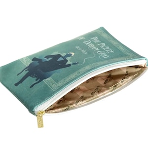 Envío local en EE. UU. - Imagen de un monedero con cremallera en forma de libro de Dorian Gray hecho de cuero vegano, un regalo literario perfecto para los amantes de los libros de Oscar Wilde.