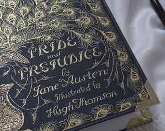 Bolsa de luxo com detalhes em dourado, inspirada no livro "Orgulho e Preconceito", em couro vegano verde, modelo transversal, bolsa literária de Jane Austen, presente elegante para ela.